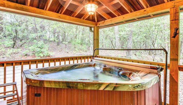 5 Mi to Unicoi State Park & Lake: Hot Tub Haven!