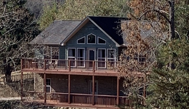 5 minutes to Pigeon Forge fun! Tranquil setting. Hot tub, game room, fire pit.