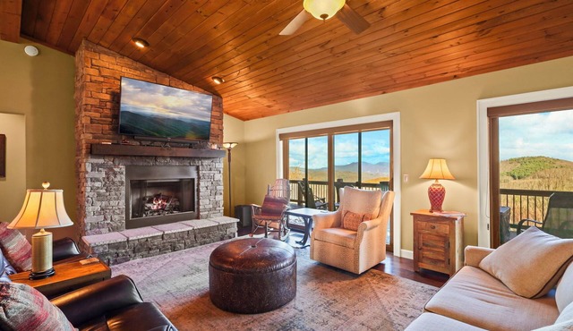 5BR with Amazing Long Range Views + Hot Tub!