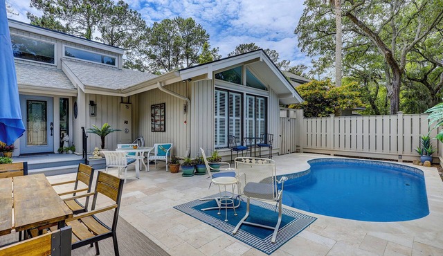 7 Cannon Row-Dog-Friendly, New Pool (25 ft x 10 ft) & 705 Yards to the beach