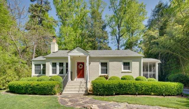 7 Mi to the Biltmore: 'Le Canard' Cottage w/Porch