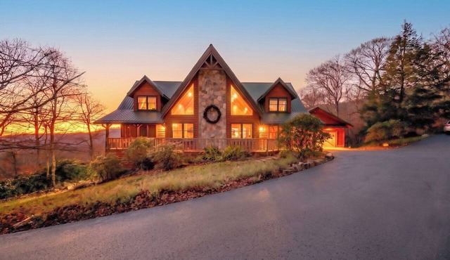 8 Bed, 5 Bath Luxury Lodge on 2+ Acres w/Ski Resort Shuttle- Sleeps 11