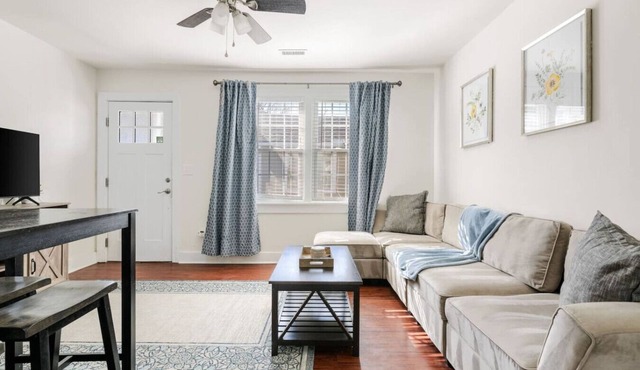 8 Bedrooms - Full QuadPlex - 10 min. to Downtown