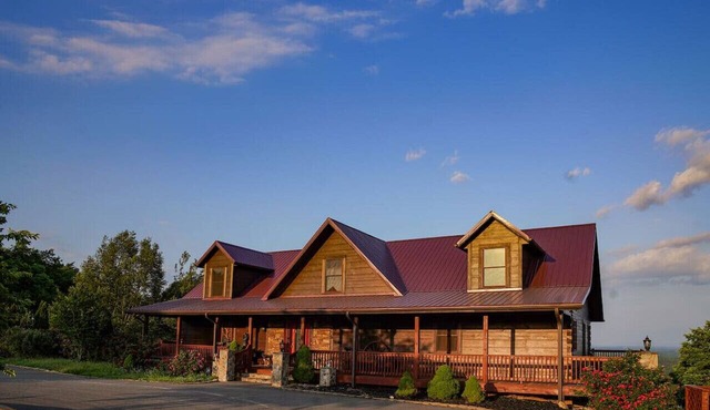 8 BR Mountaintop Lodge with views - Sleeps 22