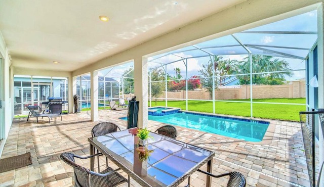 8BR Mansion with Pool Hot Tub and Games Room in Davenport