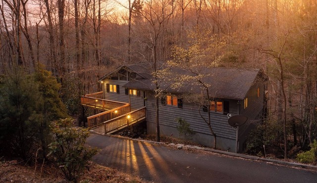 A Change in Altitude | GAME ROOM | HOT TUB | Hiking| Library| Sleeps 12