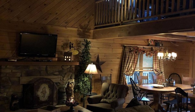 A Unique Bed and Breakfast.Log Cabins, with Hot Tubs and Breakfast Delivered Each Morning :) in Galax