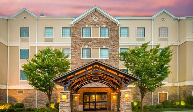 Accessible 1BR Suite w/Roll Shower + Breakfast in Maumee