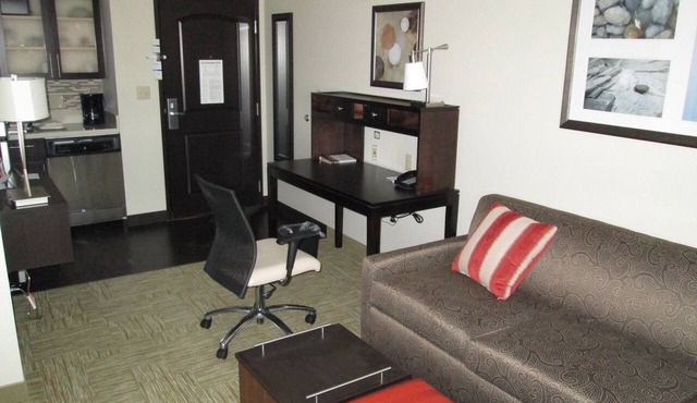 Accessible 2BR Suite | Breakfast + Full Kitchen in Bowling Green