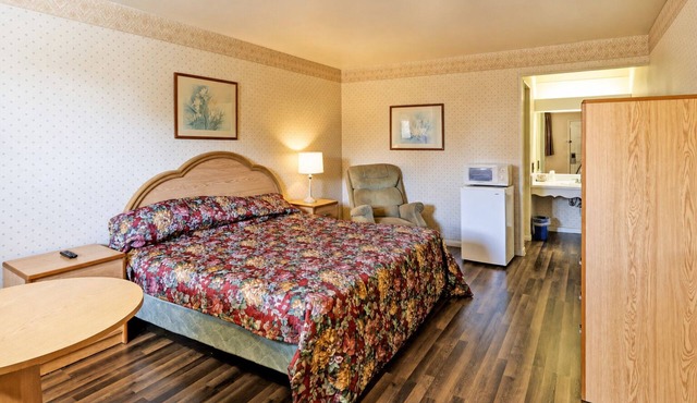 Affordable Lewisburg Stop Near I-64 | Free Parking, Close to Dining & Shops
