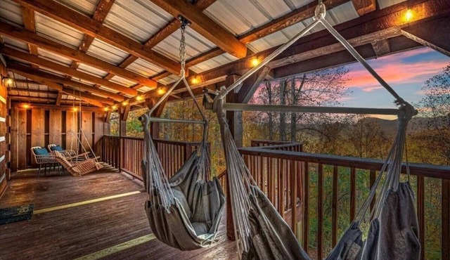Amazing Spring View! Pool, King Bed, Hot Tub, Xbox