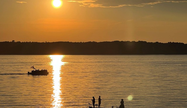 Amazing Sunsets nightly at 4bdrm home on White Lake & min to Lake MI in Whitehall