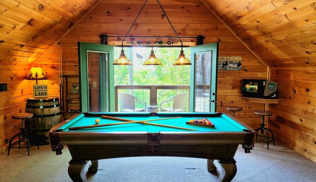 AmazingLakeView! GasFireplace+HotTub+PoolTable+Retro Gaming System