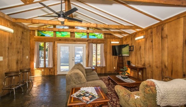 Artsy 2BDR Cottage w/Free Tix | 5 Min to Main St