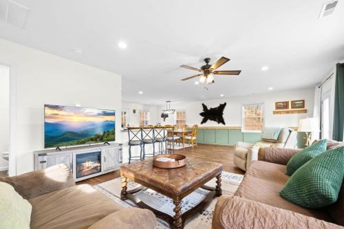 Avas Place - Stunning Mountain Views, Deck, Fire Pit and Hammock