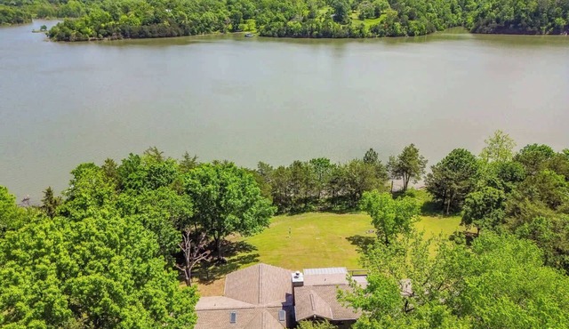 Backyard Lake Access, swimming, fishing, nice view in Lowell