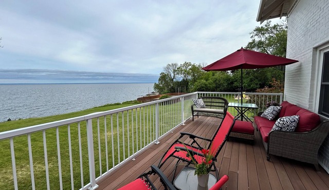 Beach house on Lake Superior - Direct beach access - Sunrise view over the lake! in Duluth