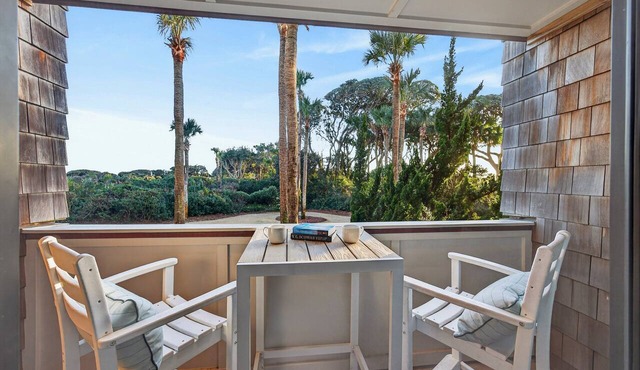BEACHFRONT Kiawah Villa! 2BR Upscale, Modern! Great West Beach Location!