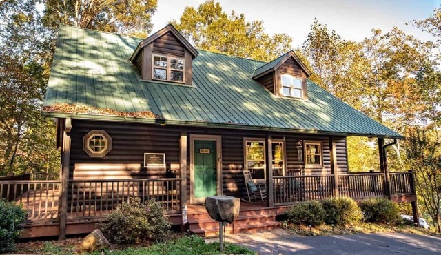 Bear Creek- Completely Remodeled Cabin with Luxury Spa Bath