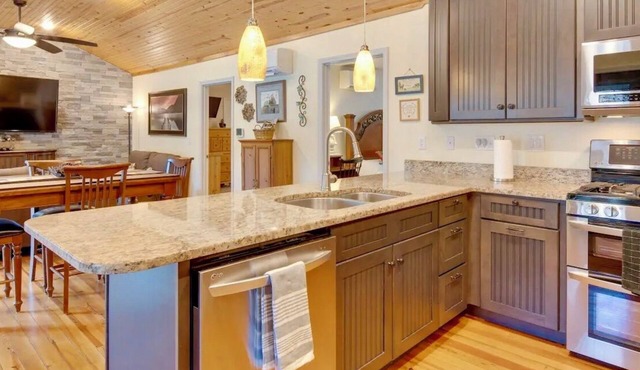 Bear Creek Retreat ~Lake Lure~ Breathe in Fresh Mountain Air