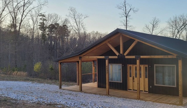 Beautiful 2 bedroom cabin near the Buffalo River with Red Rock Mt. Views in Jasper