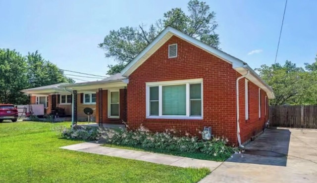 Beautiful 2-bedroom house with AC in charming Louisville in Louisville