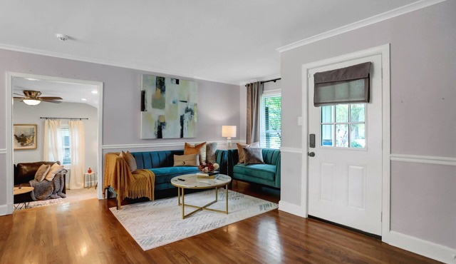 Beautiful 3 Bedroom Home in the center of the city