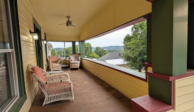 Beautiful 3-Bedroom Bungalow in West Baden Springs - The Indiana Overlook House