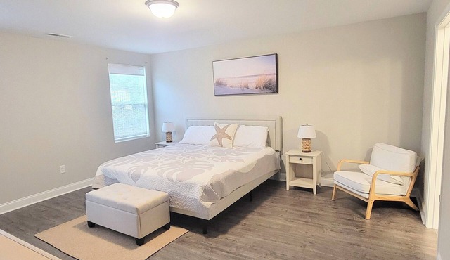 Beautiful beach themed 4-bdrm home in Sunset Beach. Newly added private fencing!