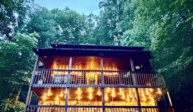 Beautiful Cozy Cabin- Sleeps 12-Epic Game Room, Hot Tub, Fire Pit, Swings, Pets