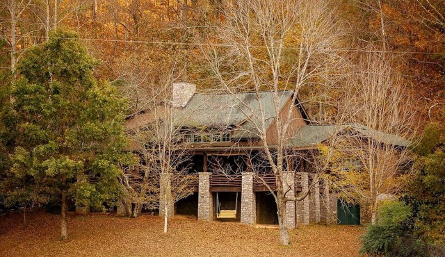 Beautiful Luminous Cabin with Deck and Indoor Spa Bath in Tennessee