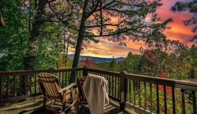 Beautiful Mountain VIEWS! Cozy! Privacy! Hot Tub! Pets OK! Pool & Fishing Pond!