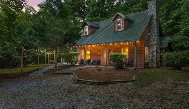 Beautiful Renovations, Hot Tub, Huge King Beds, Amenity Packed