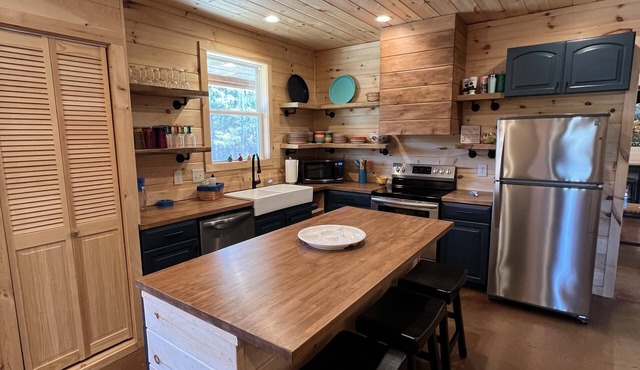 Beautiful rustic cabin on the shores of Greer's Ferry Lake in Higden
