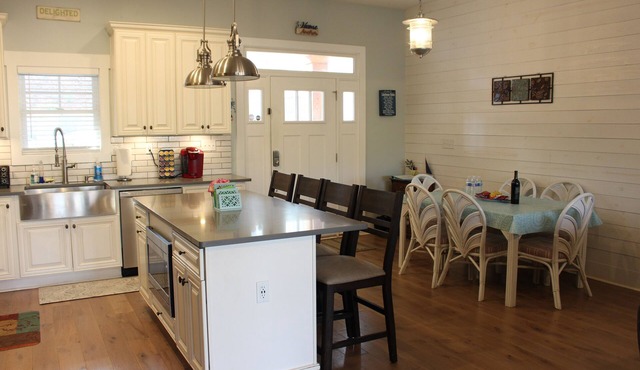 Beautiful waterfront home on a private cove in Lake Keowee w/hot tub in Seneca