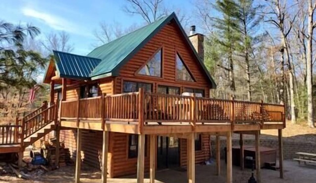 Black Bear Cabin-Hot tub, Pet friendly, Riverfront in Baldwin