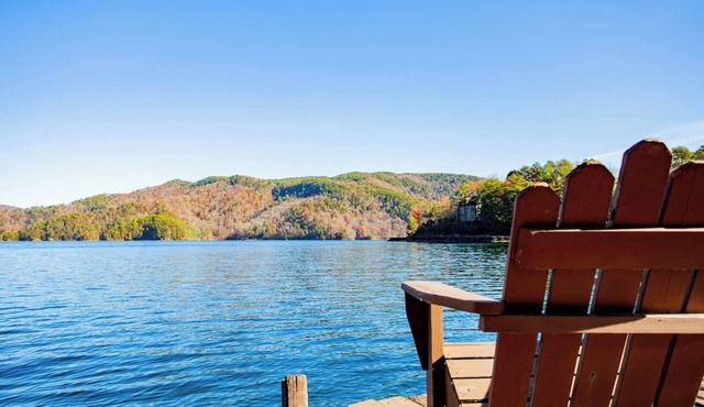 Black Bear Lodge at gorgeous Lake Jocassee