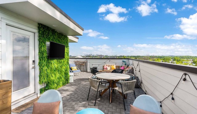 Boho Townhome for 12 Close to DT