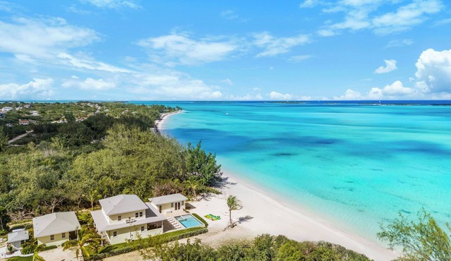 Boundless, beachfront, walk to Cocoplum sandbars & restaurants via the beach! in Steventon