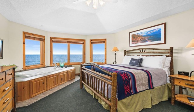 Boutique Luxury On Lake Superior! Stunning Views Sunrise/Moon Waves Romantic in Beaver Bay