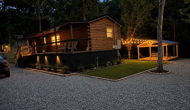 Brand-new Log Cabin On The Creek, Direct Windrock Trial Access Sleep 8