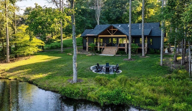 BRAND NEW Perfect Getaway with Lake Views, Full Kitchen and Outdoor Fire Pit