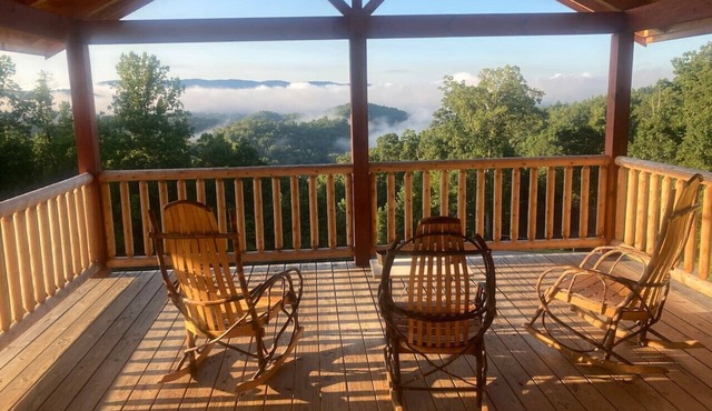 Breathtaking 4 BDR Mountain Lake Retreat