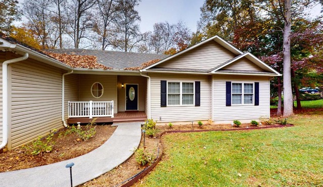 Briarcliff - 3000 sq ft waterfront home w/private dock, 2 kitchens & pool table in Moneta