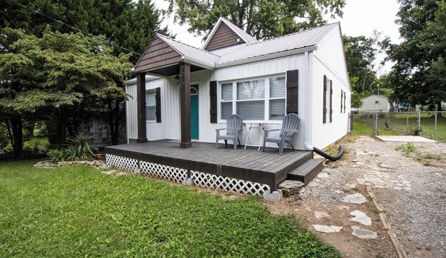 Brilliance of Bradshaw! 10 min from Downtown Knoxville!