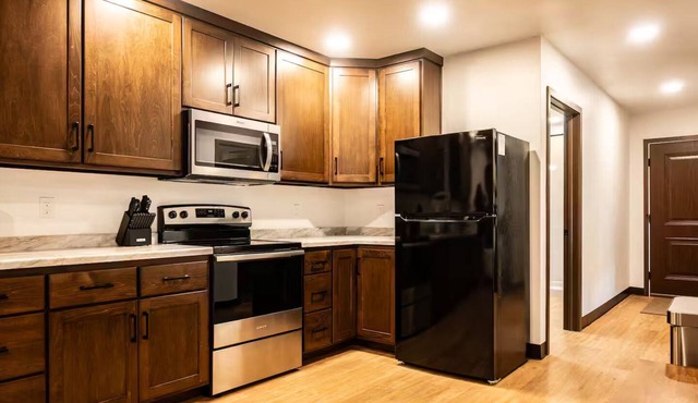Brillion 2‑Bedroom Suite w/Full Kitchen Near Ariens – Unit #1 in Brillion