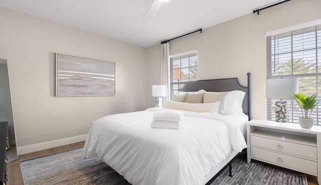 Bring Everyone to Shamrock Hill /Renovated 5BR Townhome/ Home Base near ND in South Bend