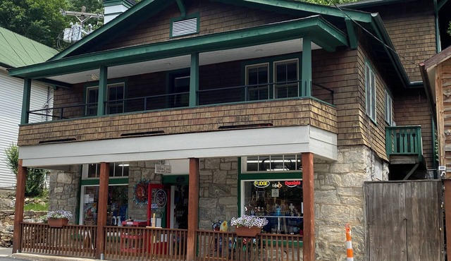 BUBBA'S BIG HOUSE ask about pricing specials for groups of 4 or less!