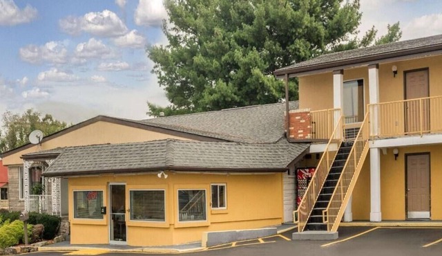 Budget-friendly Accommodation! Pet-friendly, Free Parking, Near Lincoln Hall!