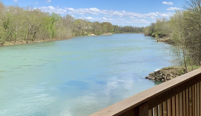 Cabin Right on Current River, conveniently located close to town. in Doniphan